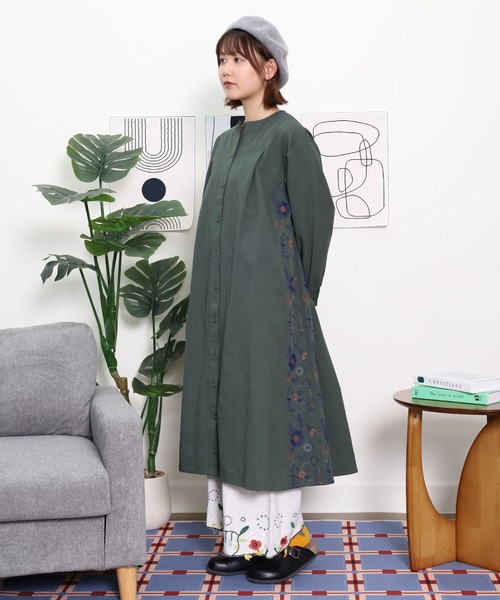 Emago(イマゴ)の「EMAGO 花パーツ刺繍ワンピース(シャツワンピース・レディース・ネイビー/ベージュ/グリーン・FREE)」の9枚目の写真