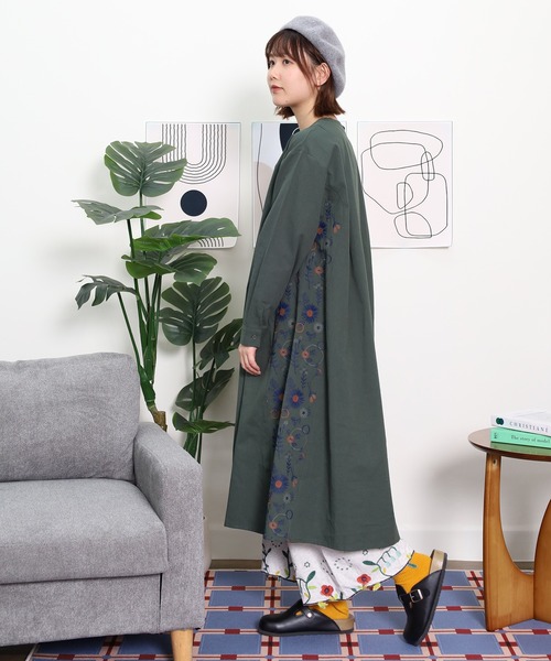 Emago(イマゴ)の「EMAGO 花パーツ刺繍ワンピース(シャツワンピース・レディース・ネイビー/ベージュ/グリーン・FREE)」の11枚目の写真