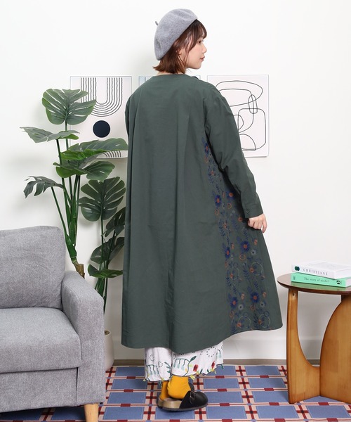 Emago(イマゴ)の「EMAGO 花パーツ刺繍ワンピース(シャツワンピース・レディース・ネイビー/ベージュ/グリーン・FREE)」の14枚目の写真