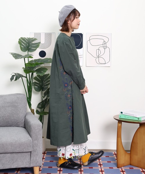 Emago(イマゴ)の「EMAGO 花パーツ刺繍ワンピース(シャツワンピース・レディース・ネイビー/ベージュ/グリーン・FREE)」の12枚目の写真