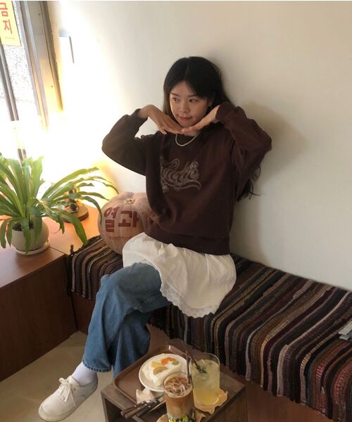 FEIHEI(フェイヘイ)の「LOVE FIN SWEAT SHIRT BROWN(スウェット・レディース・ブラウン・SMALL/MEDIUM/LARGE)」の3枚目の写真