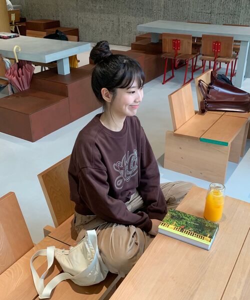 FEIHEI(フェイヘイ)の「LOVE FIN SWEAT SHIRT BROWN(スウェット・レディース・ブラウン・SMALL/MEDIUM/LARGE)」の4枚目の写真