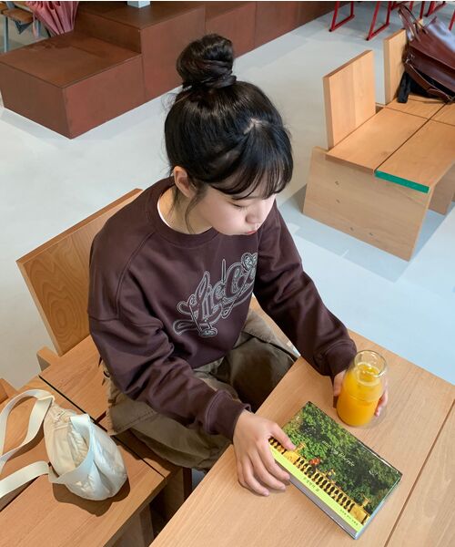 FEIHEI(フェイヘイ)の「LOVE FIN SWEAT SHIRT BROWN(スウェット・レディース・ブラウン・SMALL/MEDIUM/LARGE)」の8枚目の写真