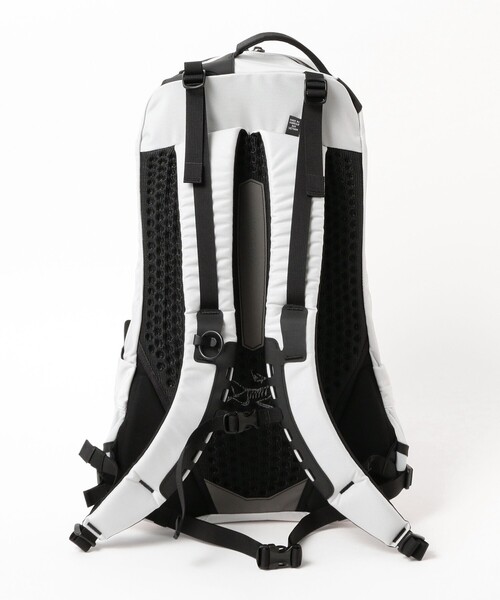 ARC'TERYX（アークテリクス）の「ARC’TERYX / Arro 22 Backpack（バックパック/リュック・メンズ・ブラック/シルバー/グリーン・ONE SIZE）」の5枚目の写真