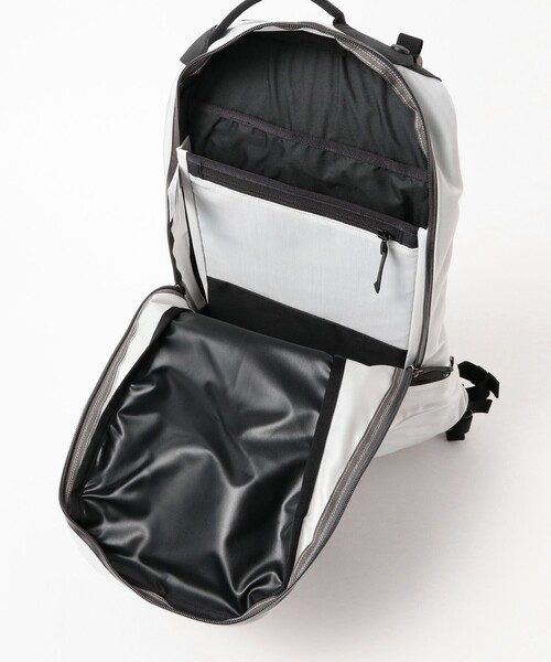 ARC'TERYX（アークテリクス）の「ARC’TERYX / Arro 22 Backpack（バックパック/リュック・メンズ・ブラック/シルバー/グリーン・ONE SIZE）」の8枚目の写真