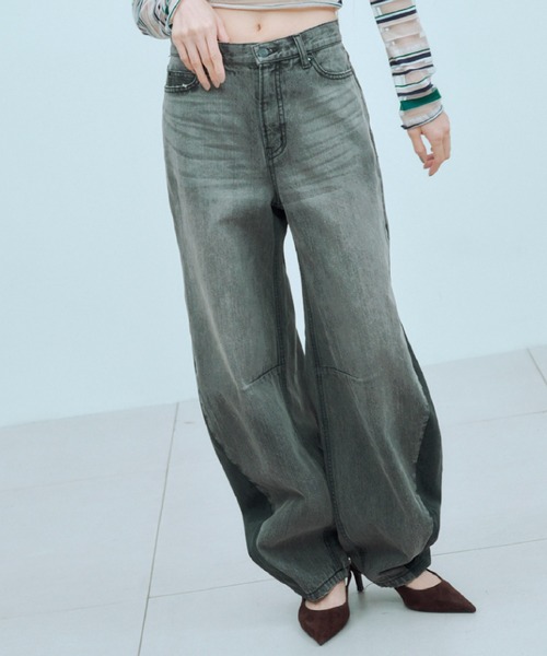 THINGS THAT MATTER（シングス ザット マター）の「CURVE SILHOUETTE DENIM / カーブ シルエット デニム（デニムパンツ・レディース・ブラック/ブルー・1/2）」の2枚目の写真