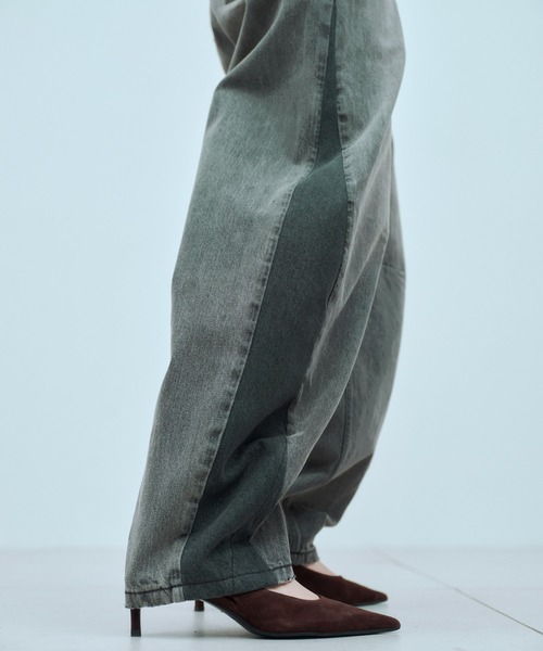 THINGS THAT MATTER（シングス ザット マター）の「CURVE SILHOUETTE DENIM / カーブ シルエット デニム（デニムパンツ・レディース・ブラック/ブルー・1/2）」の14枚目の写真