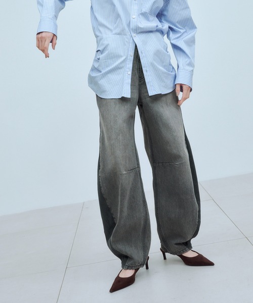 THINGS THAT MATTER（シングス ザット マター）の「CURVE SILHOUETTE DENIM / カーブ シルエット デニム（デニムパンツ・レディース・ブラック/ブルー・1/2）」の5枚目の写真