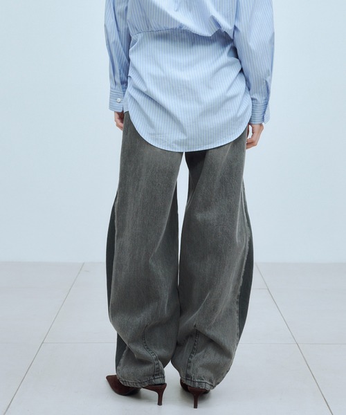 THINGS THAT MATTER（シングス ザット マター）の「CURVE SILHOUETTE DENIM / カーブ シルエット デニム（デニムパンツ・レディース・ブラック/ブルー・1/2）」の6枚目の写真