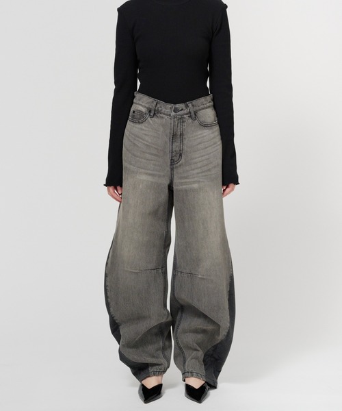 THINGS THAT MATTER(シングス ザット マター)の「CURVE SILHOUETTE DENIM / カーブ シルエット デニム / バルーン / バレルレッグ(デニムパンツ・レディース・ブラック/ブルー・1/2)」の13枚目の写真