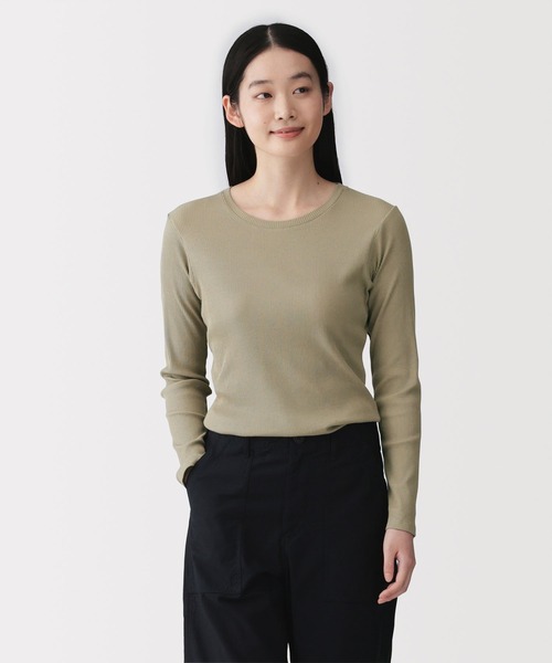 無印良品(ムジルシリョウヒン)の「婦人 なめらかリブ編みクルーネック長袖Tシャツ(Tシャツ/カットソー・レディース・ブラック/ライトオレンジ系/スモーキーグリーン系/オフホワイト/チャコールグレー/ライトイエロー・M/S/L/XL)」の4枚目の写真