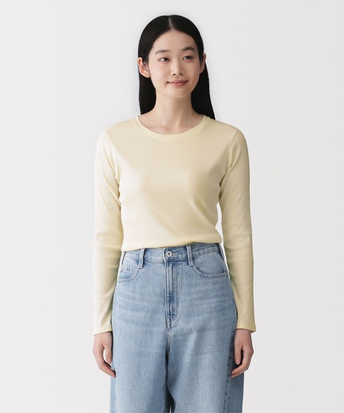無印良品(ムジルシリョウヒン)の「婦人 なめらかリブ編みクルーネック長袖Tシャツ(Tシャツ/カットソー・レディース・ブラック/ライトオレンジ系/スモーキーグリーン系/オフホワイト/チャコールグレー/ライトイエロー・M/S/L/XL)」の5枚目の写真