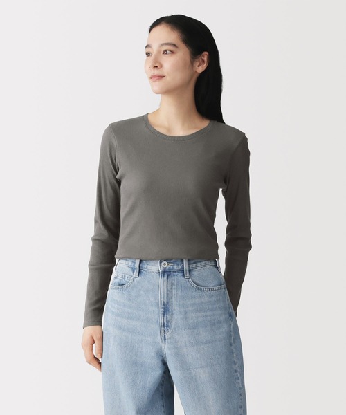 無印良品(ムジルシリョウヒン)の「婦人 なめらかリブ編みクルーネック長袖Tシャツ(Tシャツ/カットソー・レディース・ブラック/ライトオレンジ系/スモーキーグリーン系/オフホワイト/チャコールグレー/ライトイエロー・M/S/L/XL)」の1枚目の写真