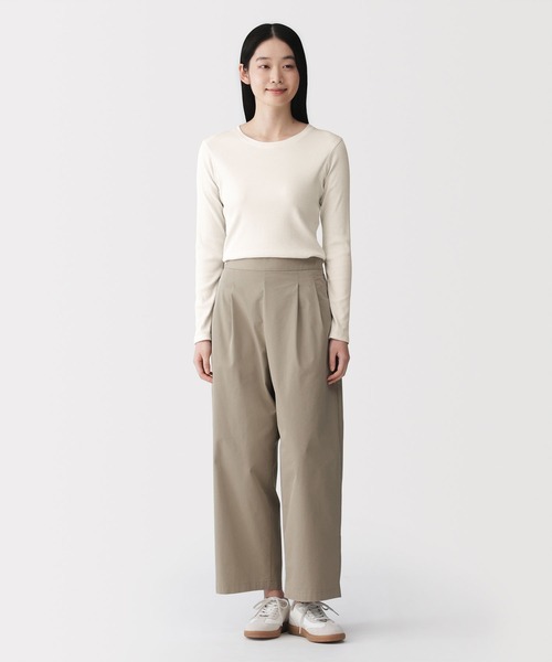 無印良品(ムジルシリョウヒン)の「婦人 なめらかリブ編みクルーネック長袖Tシャツ(Tシャツ/カットソー・レディース・ブラック/ライトオレンジ系/スモーキーグリーン系/オフホワイト/チャコールグレー/ライトイエロー・M/S/L/XL)」の7枚目の写真