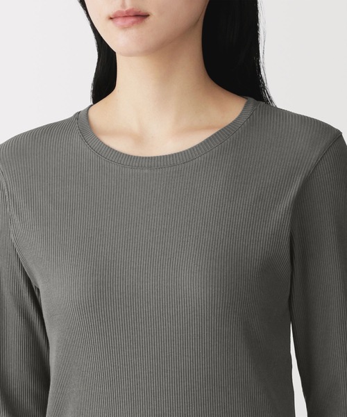 無印良品(ムジルシリョウヒン)の「婦人 なめらかリブ編みクルーネック長袖Tシャツ(Tシャツ/カットソー・レディース・ブラック/ライトオレンジ系/スモーキーグリーン系/オフホワイト/チャコールグレー/ライトイエロー・M/S/L/XL)」の19枚目の写真