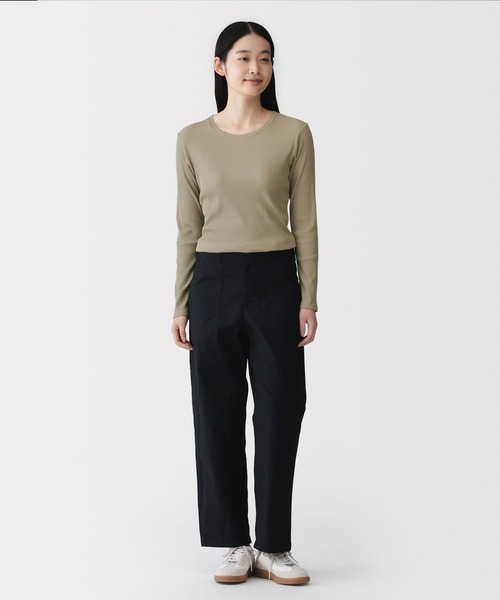 無印良品(ムジルシリョウヒン)の「婦人 なめらかリブ編みクルーネック長袖Tシャツ(Tシャツ/カットソー・レディース・ブラック/ライトオレンジ系/スモーキーグリーン系/オフホワイト/チャコールグレー/ライトイエロー・M/S/L/XL)」の22枚目の写真