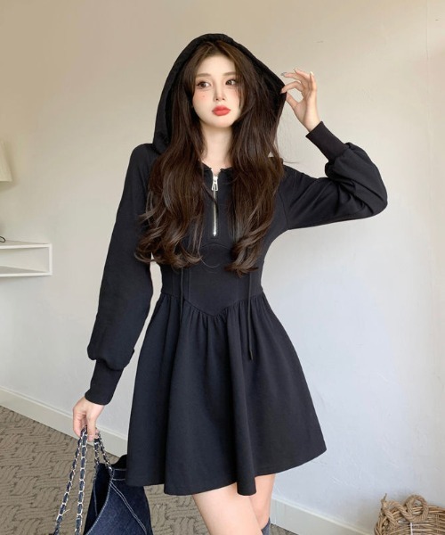 &soiree(アンドソワレ)の「フード付きハーフジップミニワンピース(ワンピース・レディース・ブラック/グレー・X-LARGE/LARGE/MEDIUM)」の3枚目の写真