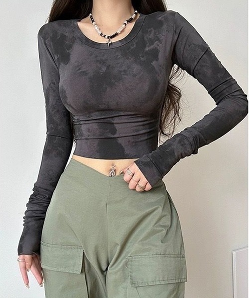 VIBGYOR(ヴィブジョー)の「【EIZZ/アイズ】タイダイ柄 クロップド 長袖 カットソー / タイトフィット ショート丈 Tシャツ(Tシャツ/カットソー・レディース・チャコール/ベージュ・FREE)」の2枚目の写真