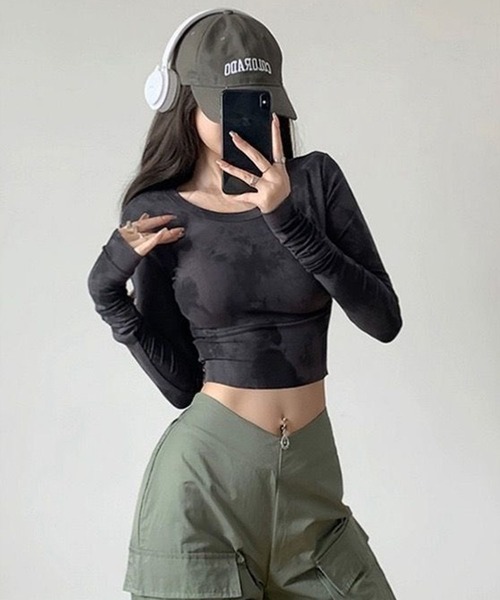 VIBGYOR(ヴィブジョー)の「【EIZZ/アイズ】タイダイ柄 クロップド 長袖 カットソー / タイトフィット ショート丈 Tシャツ(Tシャツ/カットソー・レディース・チャコール/ベージュ・FREE)」の3枚目の写真