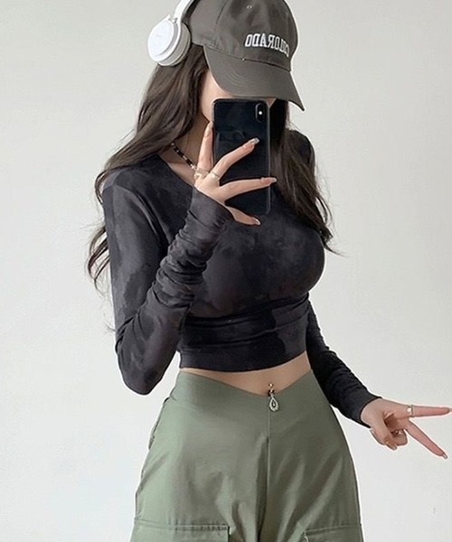 VIBGYOR(ヴィブジョー)の「【EIZZ/アイズ】タイダイ柄 クロップド 長袖 カットソー / タイトフィット ショート丈 Tシャツ(Tシャツ/カットソー・レディース・チャコール/ベージュ・FREE)」の4枚目の写真