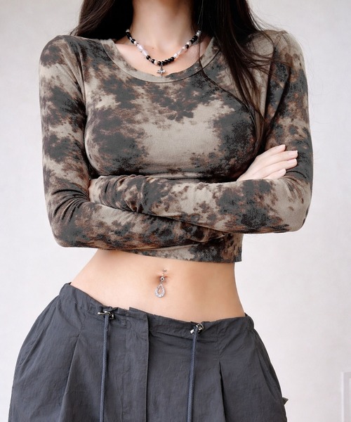 VIBGYOR(ヴィブジョー)の「【EIZZ/アイズ】タイダイ柄 クロップド 長袖 カットソー / タイトフィット ショート丈 Tシャツ(Tシャツ/カットソー・レディース・チャコール/ベージュ・FREE)」の8枚目の写真