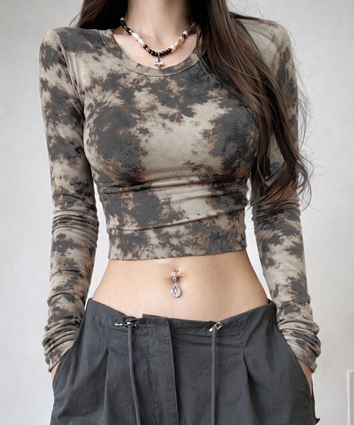 VIBGYOR(ヴィブジョー)の「【EIZZ/アイズ】タイダイ柄 クロップド 長袖 カットソー / タイトフィット ショート丈 Tシャツ(Tシャツ/カットソー・レディース・チャコール/ベージュ・FREE)」の10枚目の写真