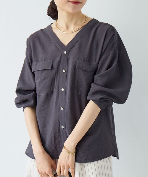 le.coeur blanc（ルクールブラン）の「ヴィンテージライクノーカラーブラウス（シャツ/ブラウス・レディース・オフホワイト/ライトブルー/チャコールグレー・38）」の2枚目の写真