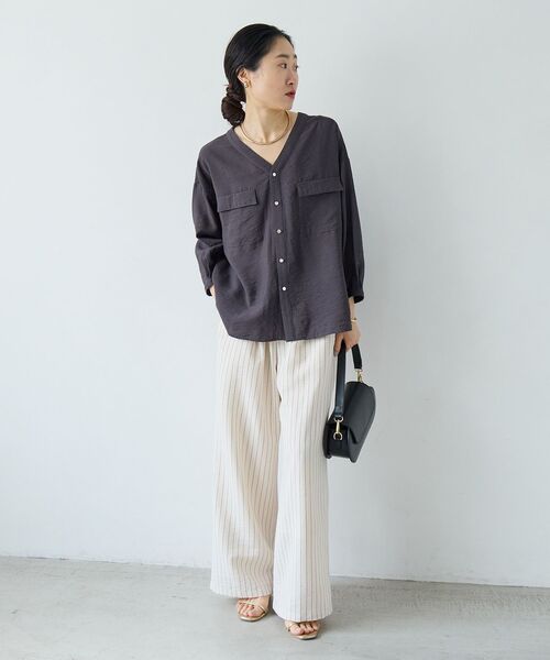 le.coeur blanc（ルクールブラン）の「ヴィンテージライクノーカラーブラウス（シャツ/ブラウス・レディース・オフホワイト/ライトブルー/チャコールグレー・38）」の4枚目の写真