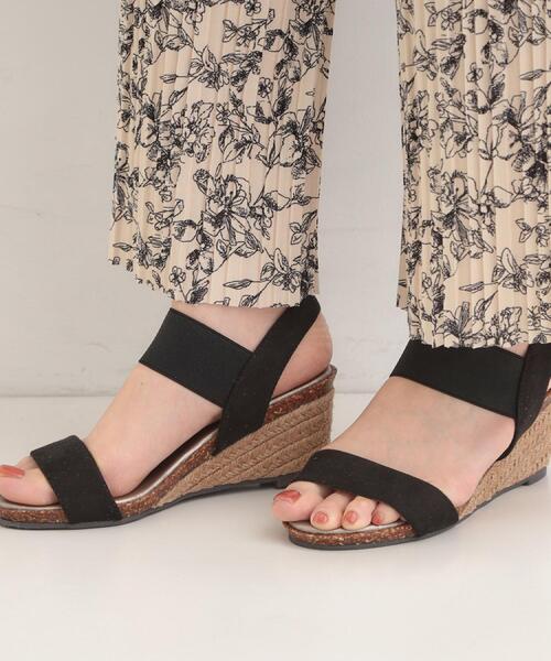 SHOO・LA・RUE（シューラルー）の「片手ではけるサンダル　シューダル26SS（サンダル・レディース・ブラウン系1/ブラウン系その他/ブラック/アイボリー/ブラック系7/シルバー系7/ブルー系その他7・25/45/35）」の8枚目の写真