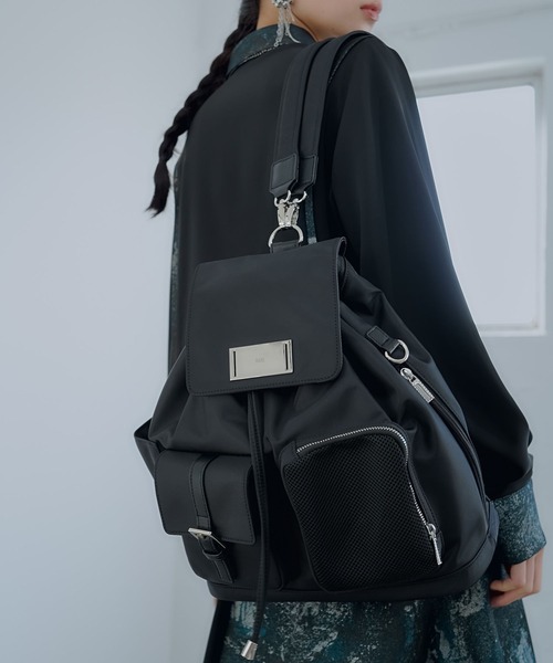 HARE(ハレ)の「プレートデザインフラップリュック(HARE)(バックパック/リュック・レディース・ブラック系その他/ブラック・FREE)」の2枚目の写真