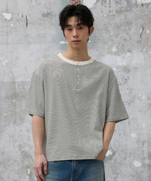 AGOD（エージーオーディー）の「ロールアップスナップヘンリーネックストライプハーフTシャツ[アイボリー]（Tシャツ/カットソー・レディース・その他・LARGE/SMALL/MEDIUM）」の2枚目の写真