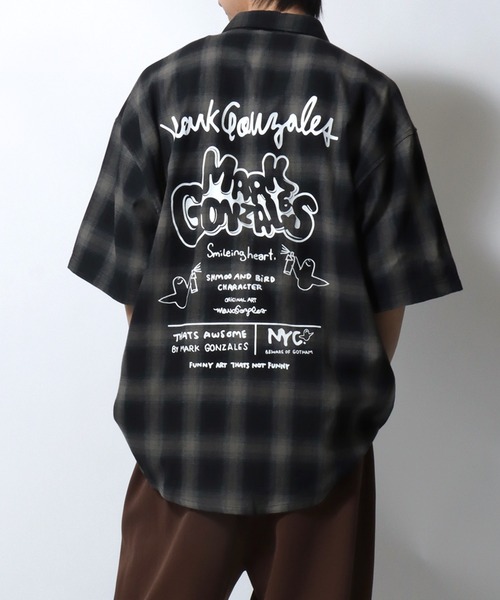 Mark Gonzales(マーク・ゴンザレス)の「MARK GONZALES ARTWORK COLLECTION/マークゴンザレス 別注 ビッグシルエット バックプリント ワンポイント刺繍 オンブレチェック 半袖シャツ(シャツ/ブラウス・メンズ・ブラック×ライム/ブラック×ブルー/ブラック×ホワイト/ブラック×グレー・XL/L/M)」の6枚目の写真