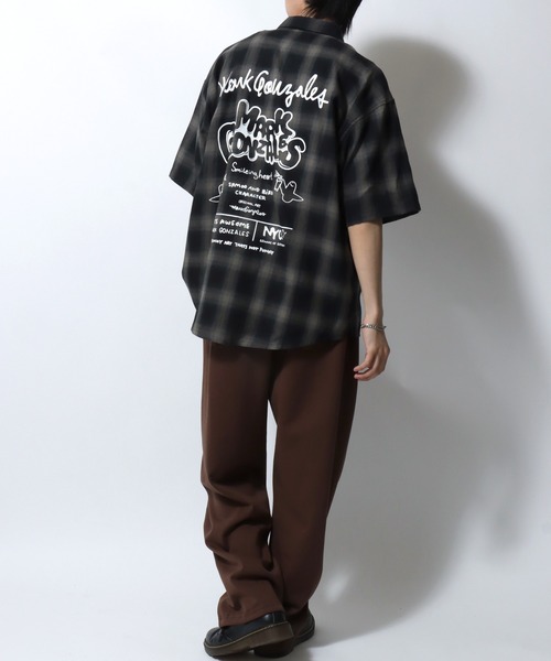 Mark Gonzales(マーク・ゴンザレス)の「MARK GONZALES ARTWORK COLLECTION/マークゴンザレス 別注 ビッグシルエット バックプリント ワンポイント刺繍 オンブレチェック 半袖シャツ(シャツ/ブラウス・メンズ・ブラック×ライム/ブラック×ブルー/ブラック×ホワイト/ブラック×グレー・XL/L/M)」の7枚目の写真