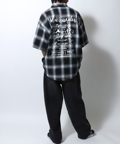 Mark Gonzales(マーク・ゴンザレス)の「MARK GONZALES ARTWORK COLLECTION/マークゴンザレス 別注 ビッグシルエット バックプリント ワンポイント刺繍 オンブレチェック 半袖シャツ(シャツ/ブラウス・メンズ・ブラック×ライム/ブラック×ブルー/ブラック×ホワイト/ブラック×グレー・XL/L/M)」の17枚目の写真