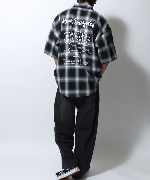 Mark Gonzales(マーク・ゴンザレス)の「MARK GONZALES ARTWORK COLLECTION/マークゴンザレス 別注 ビッグシルエット バックプリント ワンポイント刺繍 オンブレチェック 半袖シャツ(シャツ/ブラウス・メンズ・ブラック×ライム/ブラック×ブルー/ブラック×ホワイト/ブラック×グレー・XL/L/M)」の18枚目の写真