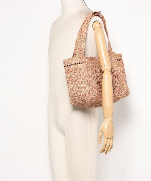 STELLA McCARTNEY(ステラマッカートニー)の「Logo Small Crochet Raffia Tote Bag / ロゴ ラフィア クロシェ スモール トートバッグ(トートバッグ・レディース・ナチュラル・ONE SIZE)」の5枚目の写真