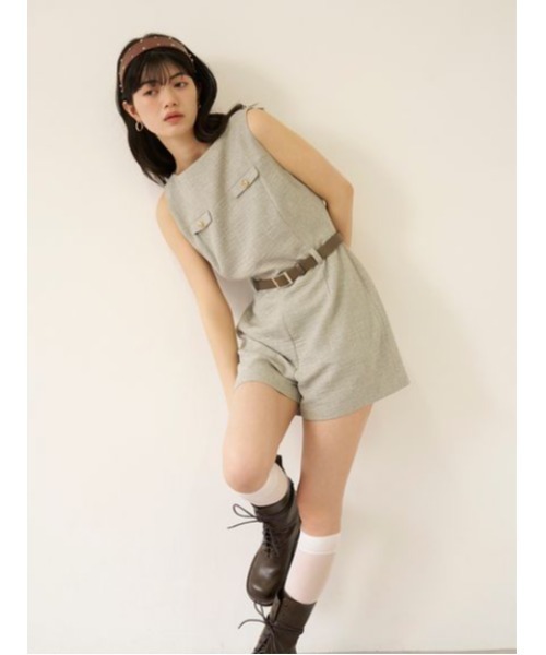 LILY BROWN(リリーブラウン)の「ボタンディテールミニロンパース(つなぎ/オールインワン・レディース・ベージュ/チャコールグレー/マルチ・0/1)」の1枚目の写真