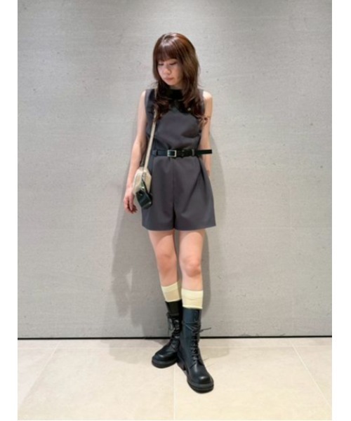 LILY BROWN(リリーブラウン)の「ボタンディテールミニロンパース(つなぎ/オールインワン・レディース・ベージュ/チャコールグレー/マルチ・0/1)」の5枚目の写真