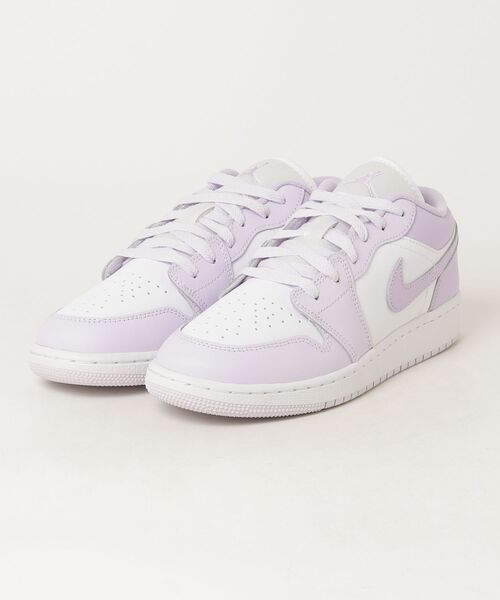 JORDAN BRAND(ジョーダンブランド)の「AIR JORDAN 1 LOW GS(スニーカー・レディース・ホワイト×パープル・24.5cm/24.0cm/25.0cm)」の1枚目の写真