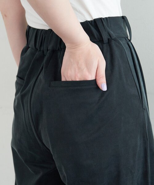 SHENERY(シーナリー)の「【Her Edit】【新色&新サイズ登場】キュプラジャージータックパンツ(その他パンツ・レディース・ブラック/ベージュ/アイボリー・36/38/34)」の18枚目の写真