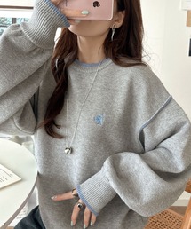 ゆるっと上品、やさしく映える。胸刺繍入り配色クルーネックオーバーサイズニット(長袖)