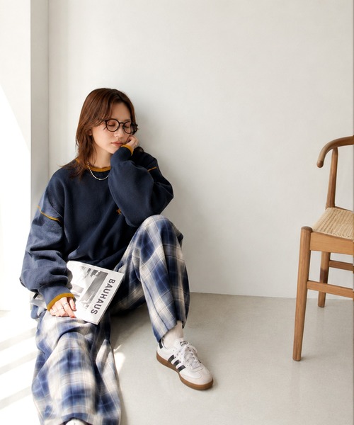 classicalelf(クラシカルエルフ)の「ゆるっと上品、やさしく映える。胸刺繍入り配色クルーネックオーバーサイズニット(長袖)(ニット/セーター・レディース・ネイビー/杢グレー/ベージュ系・SMALL/MEDIUM/LARGE/X-LARGE)」の19枚目の写真
