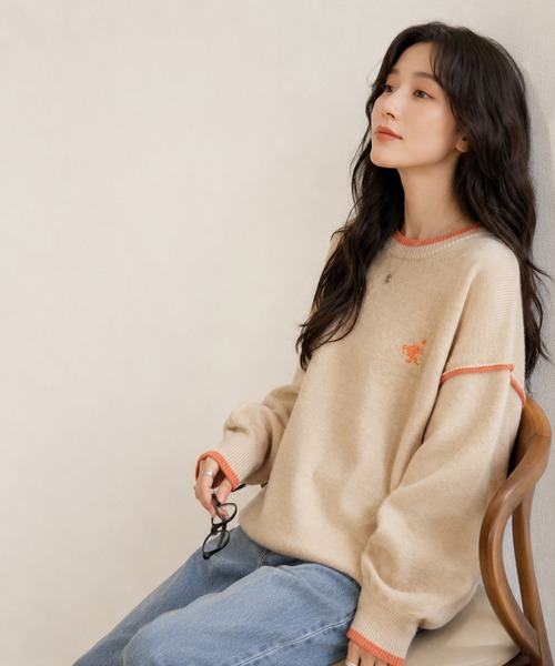 classicalelf(クラシカルエルフ)の「ゆるっと上品、やさしく映える。胸刺繍入り配色クルーネックオーバーサイズニット(長袖)(ニット/セーター・レディース・ネイビー/杢グレー/ベージュ系・SMALL/MEDIUM/LARGE/X-LARGE)」の5枚目の写真