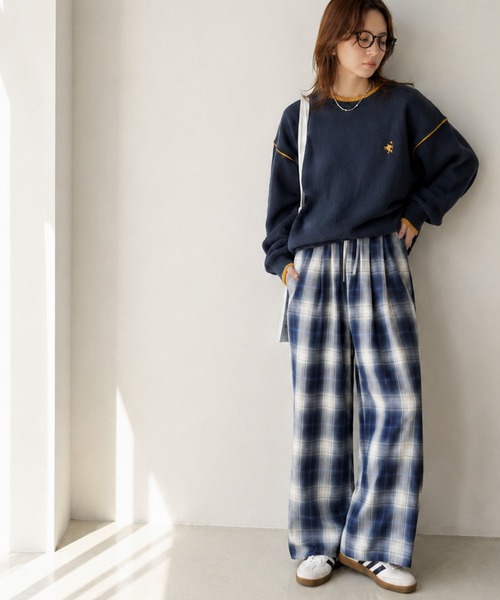 classicalelf(クラシカルエルフ)の「ゆるっと上品、やさしく映える。胸刺繍入り配色クルーネックオーバーサイズニット(長袖)(ニット/セーター・レディース・ネイビー/杢グレー/ベージュ系・SMALL/MEDIUM/LARGE/X-LARGE)」の11枚目の写真