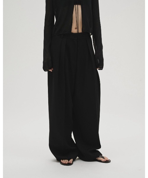 TODAYFUL（トゥデイフル）の「Tuck Wide Trousers 12610714（その他パンツ・レディース・ブラック/ブラウン/ライトグリーン・36/38）」の2枚目の写真