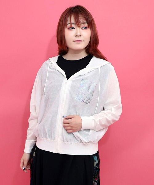 ScoLar(スカラー)の「ScoLar(スカラー) スカラーちゃん箔プリント 接触冷感シアーパーカー(パーカー・レディース・ブラック/パープル/オフホワイト・MEDIUM)」の2枚目の写真