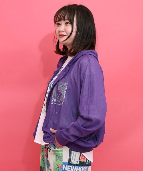 ScoLar(スカラー)の「ScoLar(スカラー) スカラーちゃん箔プリント 接触冷感シアーパーカー(パーカー・レディース・ブラック/パープル/オフホワイト・MEDIUM)」の5枚目の写真