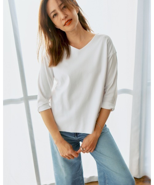 DoCLASSE( ドゥクラッセ)の「VネックN/7分袖・DoT(Tシャツ/カットソー・レディース・ホワイト/ブルー/ライトピンク/ライトグレー/ブラック/ダークブラウン/チャコール/ダークネイビー・L/3L/S/LL/M)」の1枚目の写真
