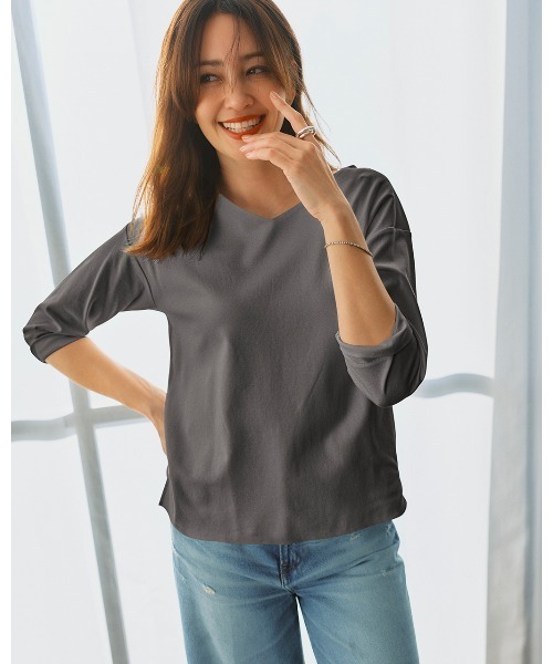 DoCLASSE( ドゥクラッセ)の「VネックN/7分袖・DoT(Tシャツ/カットソー・レディース・ホワイト/ブルー/ライトピンク/ライトグレー/ブラック/ダークブラウン/チャコール/ダークネイビー・L/3L/S/LL/M)」の4枚目の写真