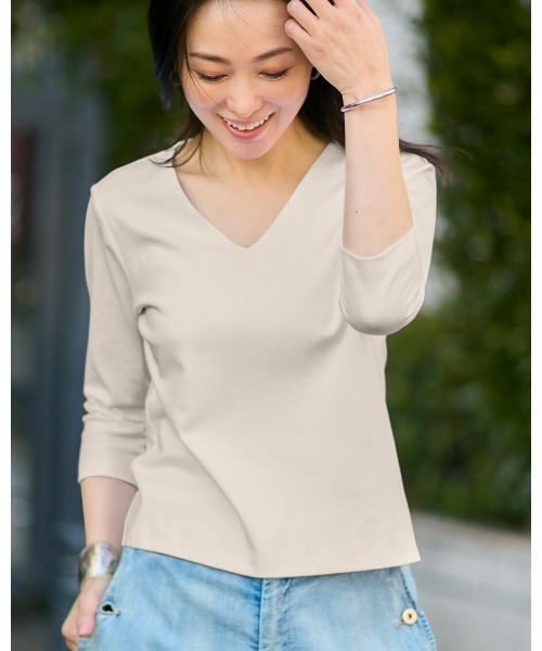 DoCLASSE( ドゥクラッセ)の「VネックN/7分袖・DoT(Tシャツ/カットソー・レディース・ホワイト/ブルー/ライトピンク/ライトグレー/ブラック/ダークブラウン/チャコール/ダークネイビー・L/3L/S/LL/M)」の3枚目の写真